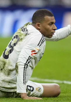 Mbappe o‘yindan keyin stadionda soatlab qoldi