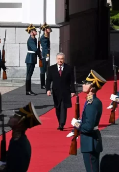 Shavkat Mirziyoyev Moskvadagi harbiy paradda ishtirok etdi (foto)