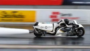 Britaniyalik muhandis yaratgan bug'li mototsikl jahon rekordini o'rnatdi