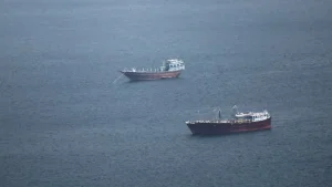 AQSh floti Eron portlaridan chiqqan savdo kemalarini toxtatdi