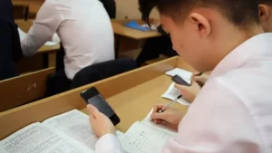 Tadqiqot natijalari: Maktablarda smartfonlarni taqiqlash yetarli chora emas