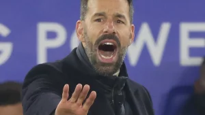 Van Nistelroy «Lester» bosh murabbiyi lavozimidan ketdi