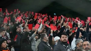 Beşiktaş fans expressed their dissatisfaction with the controversial decisions of the referees