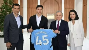 Abduqodir Husanov presented a "Manchester City" jersey to Shavkat Mirziyoyev