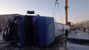 В Нукусе перевернулся грузовик, перевозивший пропановый газ