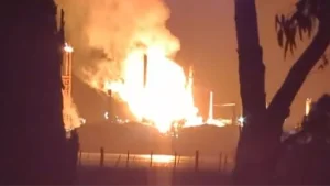 Strong fire and explosions occurred at an oil refinery in Australia