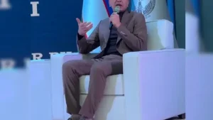 Министр культуры встретился с молодежью в дорогой обуви Hermes