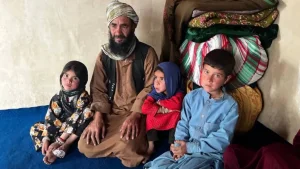 Afg'onistonda ota oilasini boqish uchun qizini sotishga majbur bo'lmoqda