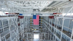 Компания SpaceX показала огромный ангара, где собираются ракеты Starship.