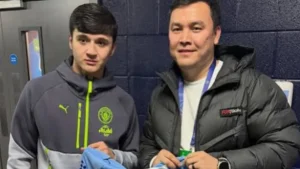 Abduqodir Husanov jurnalistga imzo qo'ygan futbolkasini sovg'a qildi