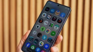 Samsung Galaxy S26 Ultra telefonini ko'plab keraksiz dasturlar keskin tanqid ostiga oldi