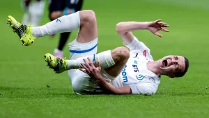 Dinamo futbolchisi Makarov mushak cho‘zilishi bilan maydonda