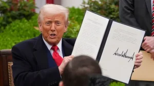 Tramp import tovarlariga 10 foizlik boj joriy qildi