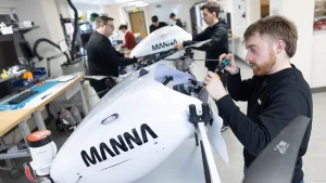 Manna Aero стартап доставляет товары с помощью дронов на рынке США.