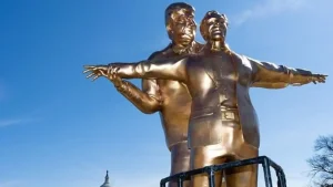 Vashingtonda Tramp va Epshteyn haykali paydo bo'ldi