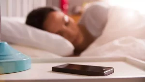 Сколько вредно спать рядом со смартфоном для организма?