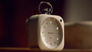 В Японии представлен современный будильник в минималистичном стиле.