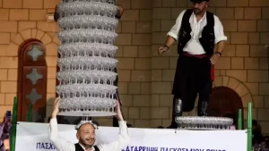 Boshida 468 ta stakan bilan raqs tushgan kiprlik erkak rekord o‘rnatdi! (video)