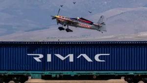 Самолет приземлился на крышу движущегося поезда