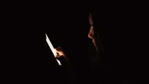 Yevropada jurnalistlar telefoniga josuslik dasturi orqali hujum qilindi