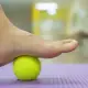 Массаж ногами с теннисным мячом: Простой и эффективный упражнение для здоровья!